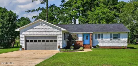 6103 Falcon Dr, New Bern, NC 28560