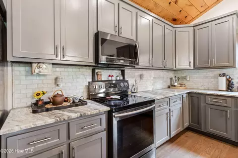 Kitchen - 380 Bear Trl, Murphy, NC 28906 photo 3 of 5