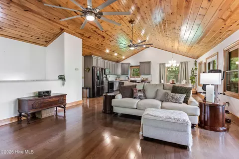 Entry Way - 380 Bear Trl, Murphy, NC 28906 photo 2 of 13