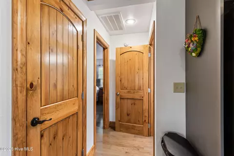 Entry Way - 380 Bear Trl, Murphy, NC 28906 photo 4 of 13