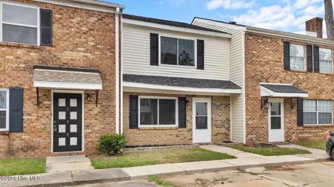 211 Myrtlewood Ct, Jacksonville, NC 28546