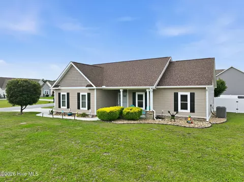 100 Paddle Trail Ln, Swansboro, NC 28584