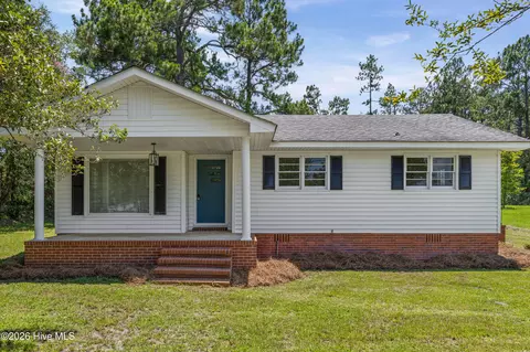 728 Prosperity Dr, Swainsboro, GA 30401