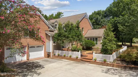 Exterior - 409 Whitebridge Rd, Hampstead, NC 28443 photo 2 of 12
