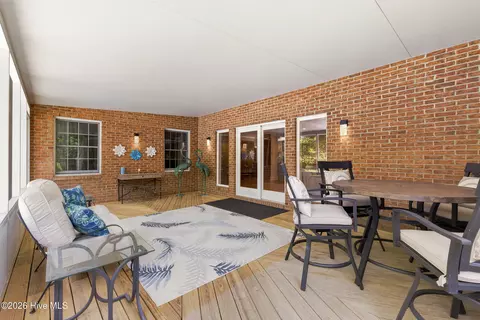Exterior - 409 Whitebridge Rd, Hampstead, NC 28443 photo 5 of 12