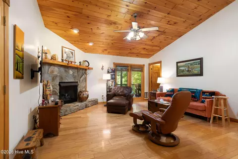 Living - 524 Sierra Cir, Murphy, NC 28906 photo 2 of 2