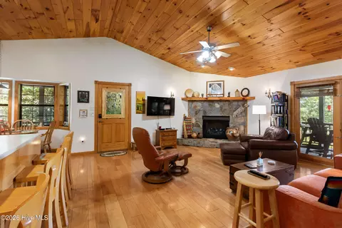 Living - 524 Sierra Cir, Murphy, NC 28906 photo 1 of 2