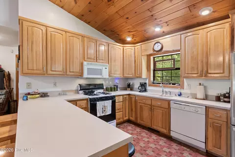 Kitchen - 524 Sierra Cir, Murphy, NC 28906 photo 2 of 4
