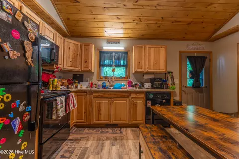 Kitchen - 40 Refuge Ridge Rd, Murphy, NC 28906 photo 2 of 2
