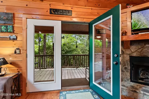 Entry Way - 104 Antler Ln, Murphy, NC 28906 photo 3 of 5