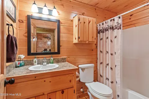 Bath - 104 Antler Ln, Murphy, NC 28906 photo 3 of 6