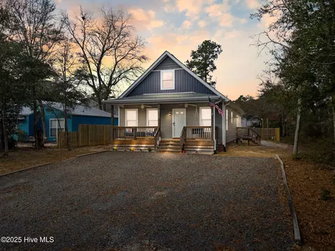 125 NW 15th St, Oak Island, NC 28465
