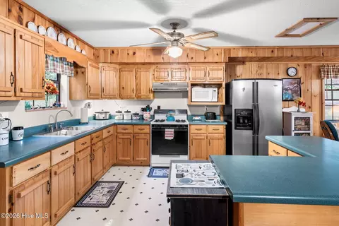 Kitchen - 910 Laurel Branch Rd, Murphy, NC 28906 photo 3 of 4