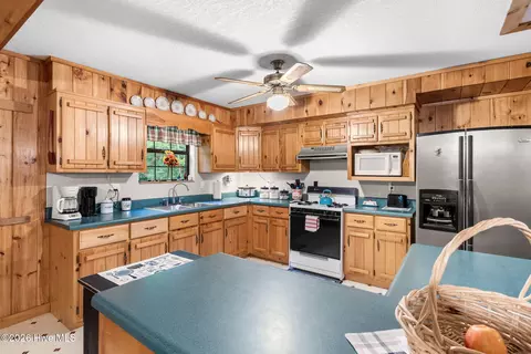 Kitchen - 910 Laurel Branch Rd, Murphy, NC 28906 photo 2 of 4