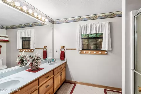 Bath - 910 Laurel Branch Rd, Murphy, NC 28906 photo 2 of 3