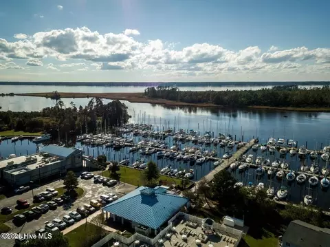 908 Point Ct, New Bern, NC 28560 photo 3