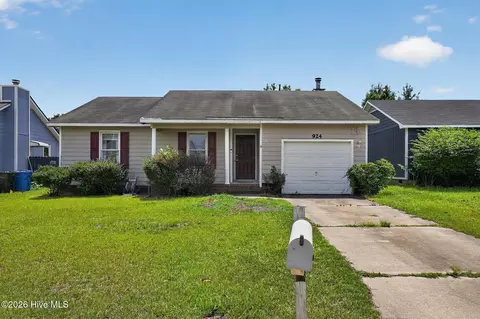 924 Glen Reilly Dr, Fayetteville, NC 28314