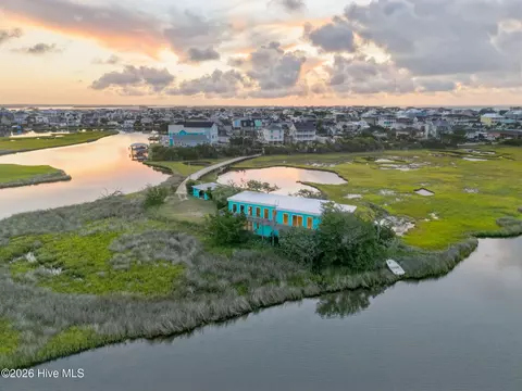 957 Broadway St, Surf City, NC 28445