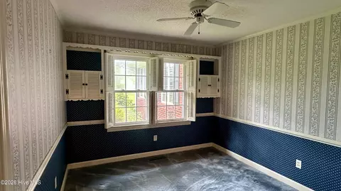 Bedroom - 101 E Vance St, Williamston, NC 27892 photo 4 of 6