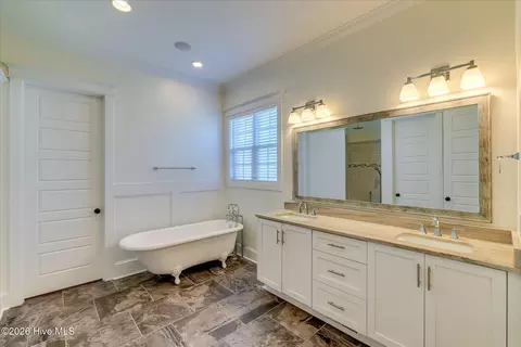 Bath - 805 Upington Ln, Evans, GA 30809 photo 1 of 12