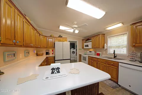 Kitchen - 21 Warwick Ct, Hampstead, NC 28443 photo 1 of 4