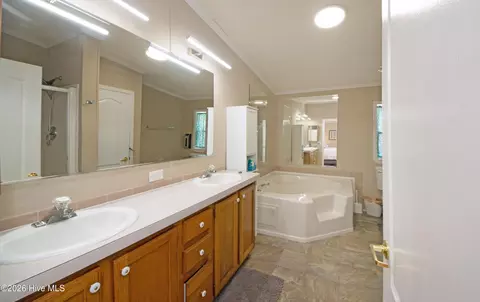 Bath - 21 Warwick Ct, Hampstead, NC 28443 photo 2 of 4