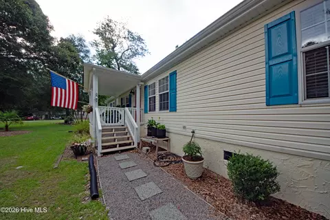 Exterior - 21 Warwick Ct, Hampstead, NC 28443 photo 2 of 17