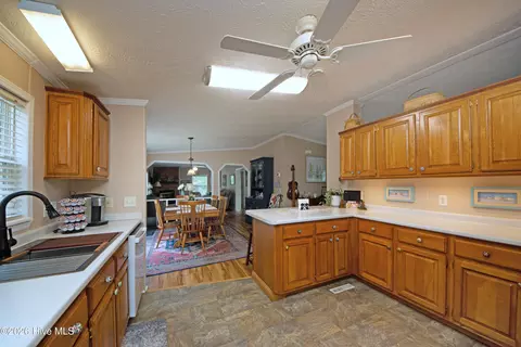 Kitchen - 21 Warwick Ct, Hampstead, NC 28443 photo 4 of 4