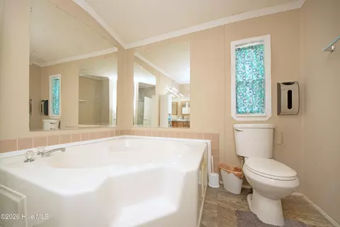 Bath - 21 Warwick Ct, Hampstead, NC 28443 photo 3 of 4