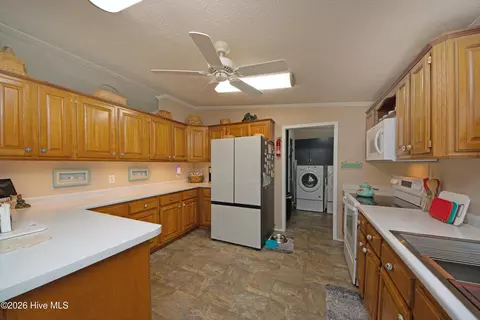 Kitchen - 21 Warwick Ct, Hampstead, NC 28443 photo 2 of 4