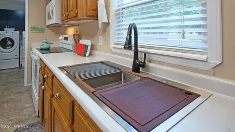 Kitchen - 21 Warwick Ct, Hampstead, NC 28443 photo 3 of 4