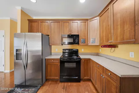 Kitchen - 105 Penquin Pl, Hampstead, NC 28443 photo 5 of 6
