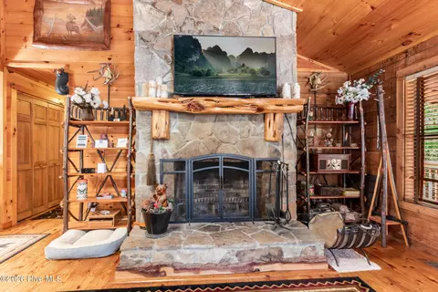 Living - 614 Rockridge Rd, Murphy, NC 28906 photo 2 of 2