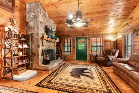 Living - 614 Rockridge Rd, Murphy, NC 28906 photo 1 of 2