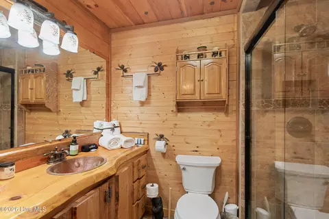 Bath - 614 Rockridge Rd, Murphy, NC 28906 photo 3 of 8