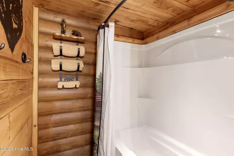 Bath - 614 Rockridge Rd, Murphy, NC 28906 photo 7 of 8