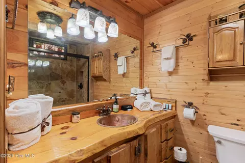Bath - 614 Rockridge Rd, Murphy, NC 28906 photo 5 of 8