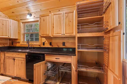 Kitchen - 225 Dawsons Ln, Murphy, NC 28906 photo 4 of 6