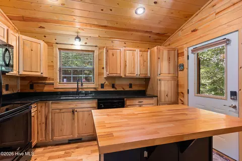 Kitchen - 225 Dawsons Ln, Murphy, NC 28906 photo 2 of 6