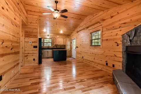 Living - 225 Dawsons Ln, Murphy, NC 28906 photo 3 of 4