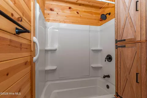 Bath - 225 Dawsons Ln, Murphy, NC 28906 photo 2 of 2