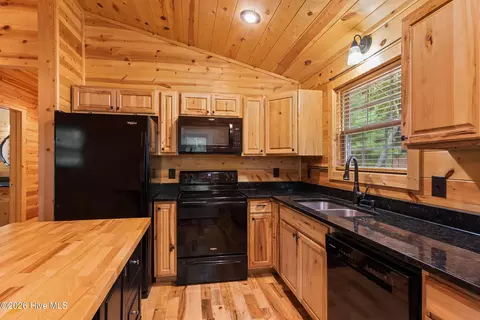 Kitchen - 225 Dawsons Ln, Murphy, NC 28906 photo 5 of 6