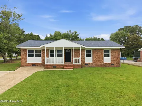 1 Berkshire Dr, Jacksonville, NC 28546