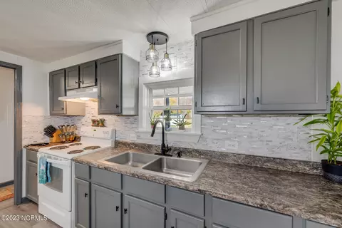 Kitchen - 4321 Old Blounts Creek Rd, Chocowinity, NC 27817 photo 5 of 6