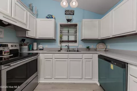 Kitchen - 303 Mertz Ct, Hubert, NC 28539 photo 4 of 4