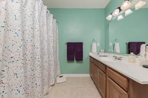 Bath - 303 Mertz Ct, Hubert, NC 28539 photo 3 of 5
