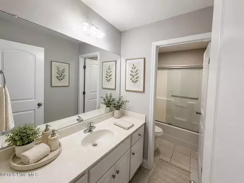 Bath - 301 Buxton Ln, Evans, GA 30809 photo 4 of 5