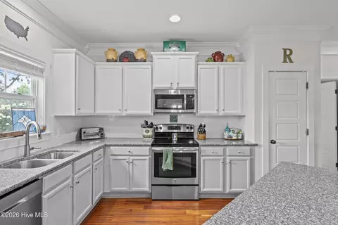 Kitchen - 178 Heritage Way, Hampstead, NC 28443 photo 3 of 4