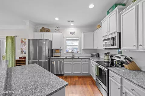 Kitchen - 178 Heritage Way, Hampstead, NC 28443 photo 2 of 4