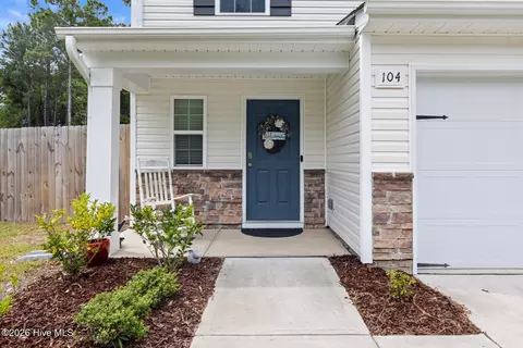 Exterior - 104 Priscilla Pl, Hampstead, NC 28443 photo 2 of 5
